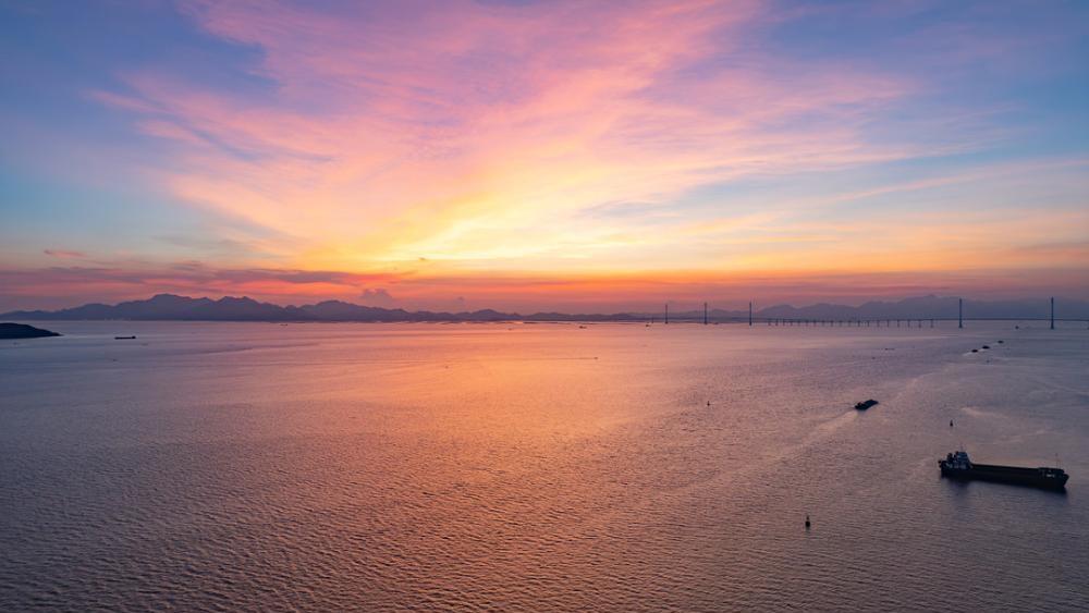 广东珠海经济开发区黄茅海水域夏季晚霞如梦似幻